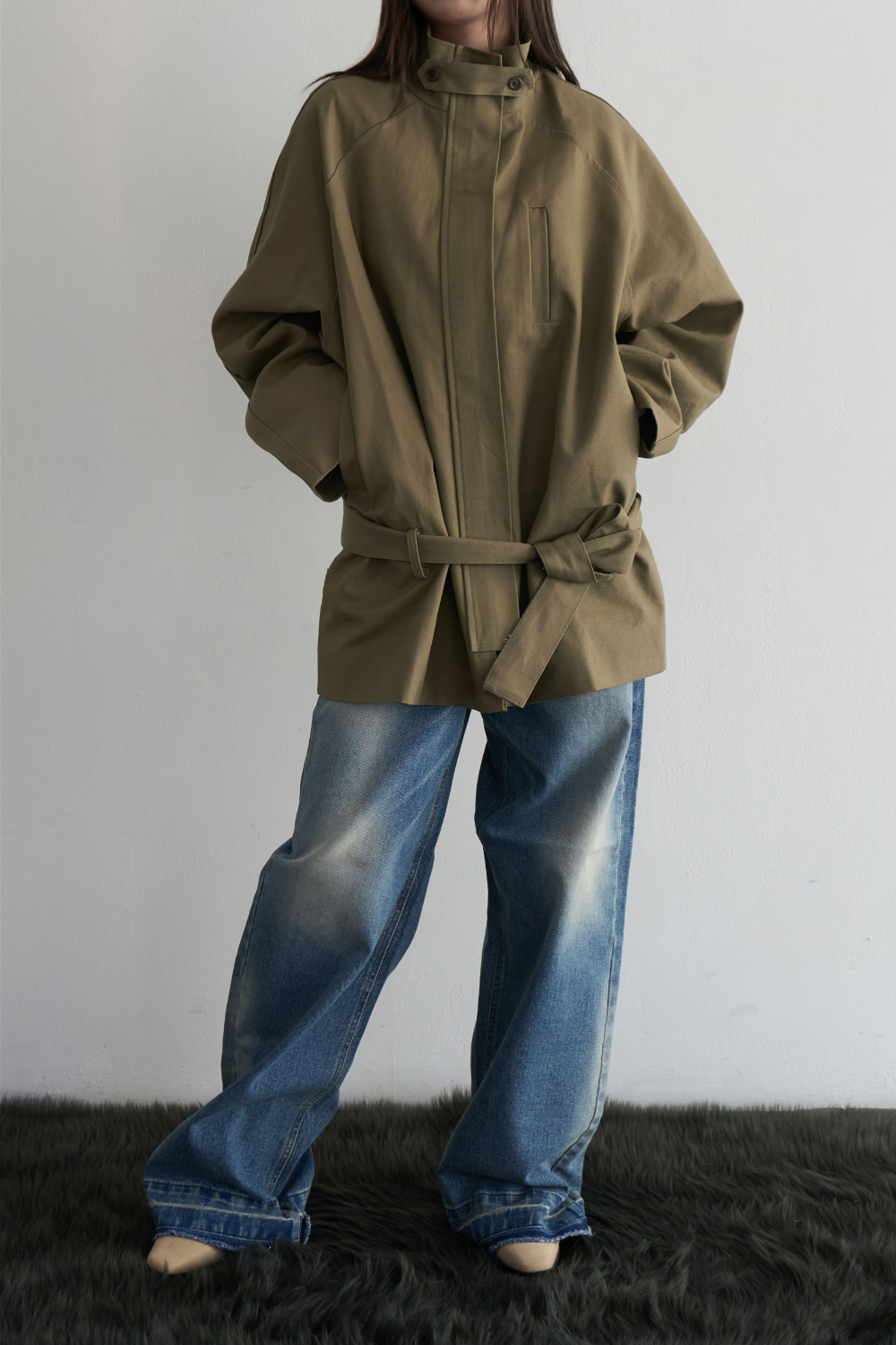 재킷 모델 착용 이미지-S1L4